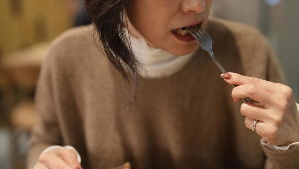 食事をする女性 女性,食事,ナイフの写真素材