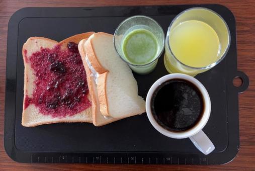 自家栽培苺のクリームサンドなどの昼食 自家栽培苺のクリームサンドなどの昼食 昼食,カシスジャム,トーストパンの写真素材