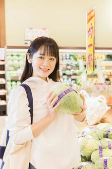 スーパーで買物をする若い女性 スーパーで買物をする若い女性 スーパー,女性,日本人の写真素材