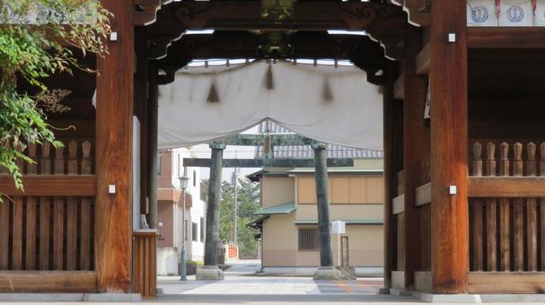 桑名宗社 春日神社 楼門から青銅鳥居 桑名宗社 春日神社 楼門から青銅鳥居の写真