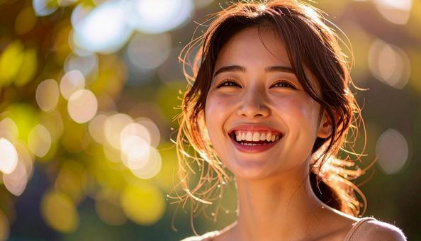 緑豊かな自然の中で笑顔の若い日本人女性の写真