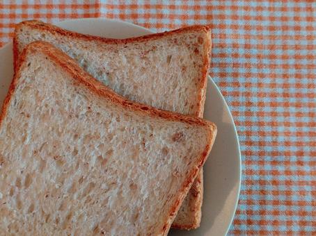 ライ麦入り食パン1 ライ麦入り食パン1の写真