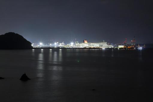 敦賀新港に停泊する新日本海フェリー 敦賀新港に停泊する新日本海フェリーの写真