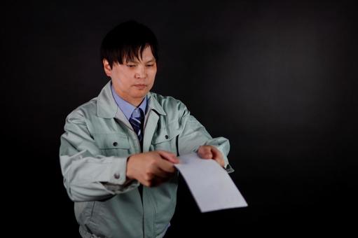 作業服の男性と書類 作業服の男性と書類 作業服,男性,書類の写真素材