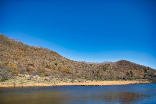 凛とした晩秋の覚満渕 風景,青空,晴れの写真素材