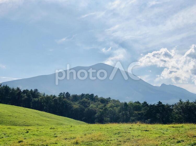 浅間山と丘の風景 風景,山,丘の写真素材