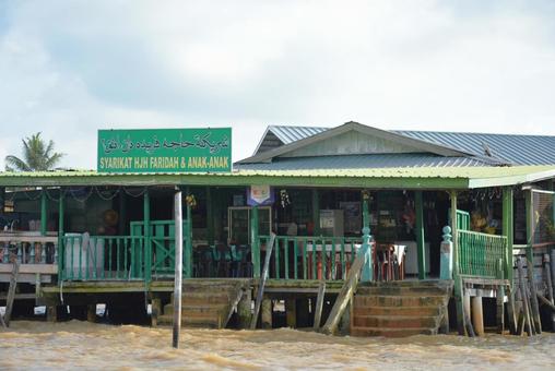 ブルネイの水上集落にあるローカルなお店 ブルネイの水上集落にあるローカルなお店 ブルネイ,カンポンアイール,カンポンアイルの写真素材