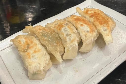 焼き餃子 焼き餃子の写真