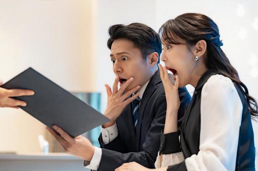 メニューに驚くカップル 飲食店,レストラン,メニューの写真素材