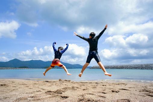 <素材>海へ泳ぎにきて元気いっぱいの兄弟 <素材>海へ泳ぎにきて元気いっぱいの兄弟 子供,男性,人物の写真素材