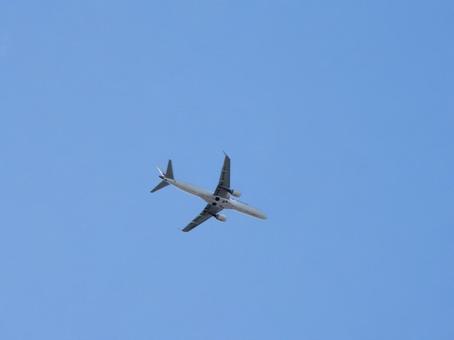 秋晴れの空を飛ぶジェット機3 秋晴れの空を飛ぶジェット機3 飛行機,ジェット機,旅客機の写真素材