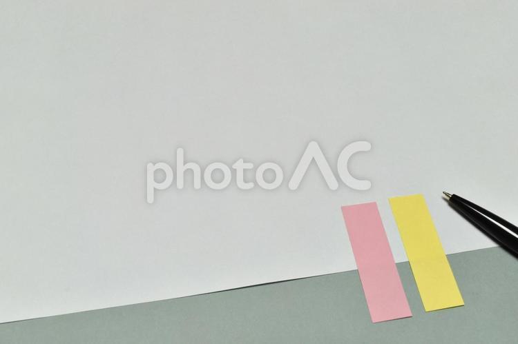 紙と付箋とボールペン（グレー） 紙,メモ,ボールペンの写真素材
