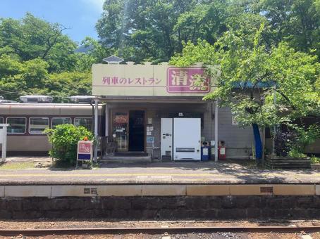 神戸駅の列車レストラン「清流」の風景 神戸駅の列車レストラン「清流」の風景の写真