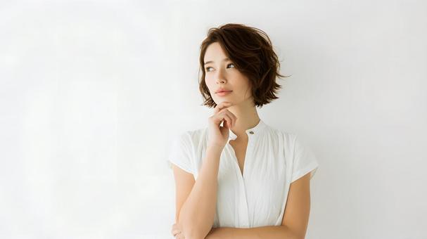 思案、考え事、悩んでいる若い女性。白背景 思案、考え事、悩んでいる若い女性。白背景の写真