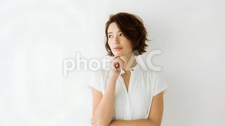 思案、考え事、悩んでいる若い女性。白背景 思案,女性,若いの写真素材