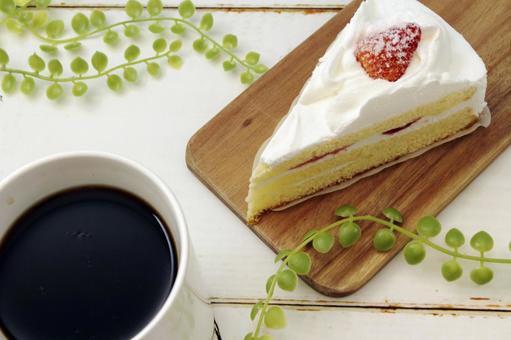 苺のショートケーキとコーヒー 苺のショートケーキとコーヒー ケーキ,ショートケーキ,苺の写真素材