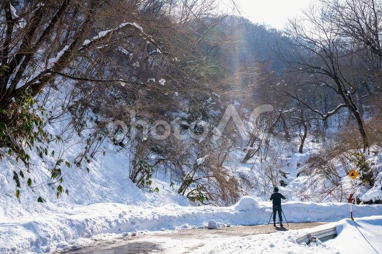雪山とカメラマン 山間,雪山,カメラマンの写真素材