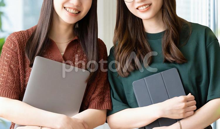2人の仲良しビジネスウーマン 女性,ビジネス,笑顔の写真素材