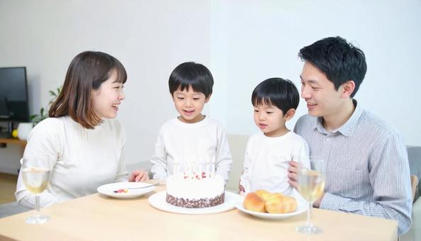 家族で子どもの誕生日を祝うの写真