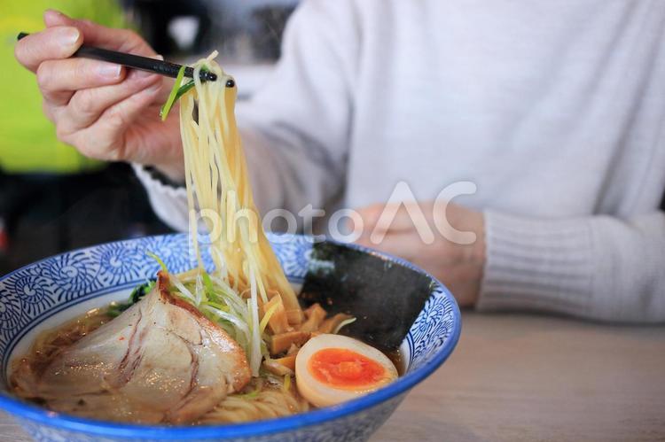 美味しいラーメンのフード・ポートレート ラーメン,トッピング,煮卵の写真素材