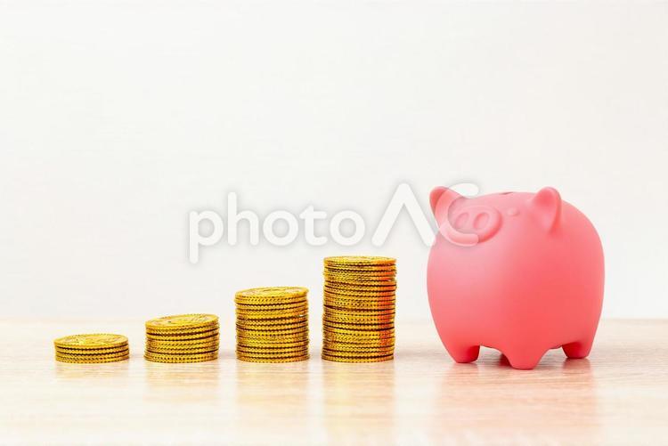 貯金箱と積み上げたコイン 貯金箱,コイン,貯蓄の写真素材