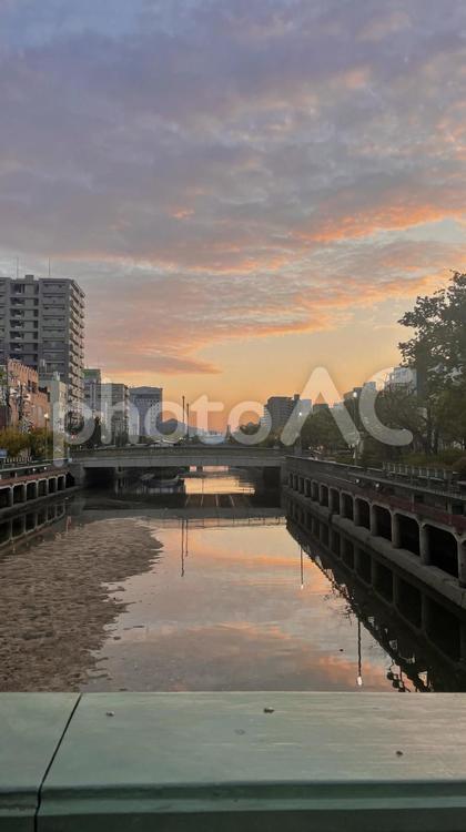 夕暮れの橋② 橋,川,水鏡の写真素材