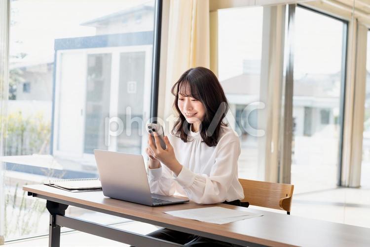 スマホを使うビジネスウーマン ビジネス,女性,ビジネスウーマンの写真素材