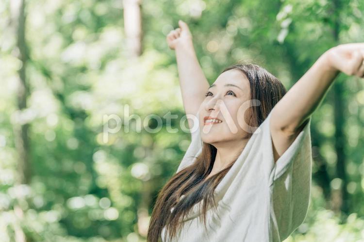 避暑地で深呼吸する日本人女性（旅行） リフレッシュ,リラックス,避暑地の写真素材