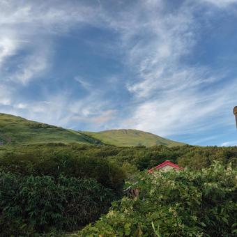 少し見える山小屋の赤い屋根 少し見える山小屋の赤い屋根の写真