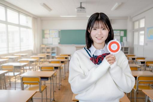 丸を持つ女子生徒 丸を持つ女子生徒の写真