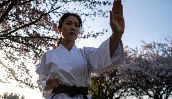 空手の型をとる若い女性 空手の型をとる若い女性の写真