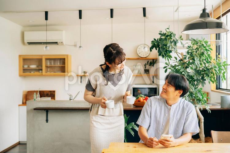 スマホを見る男性と女性（コーヒー） スマホ,夫婦,スマートフォンの写真素材