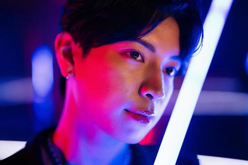 微笑む男性の顔のアップと照明 微笑む男性の顔のアップと照明 男性,アップ,横顔の写真素材