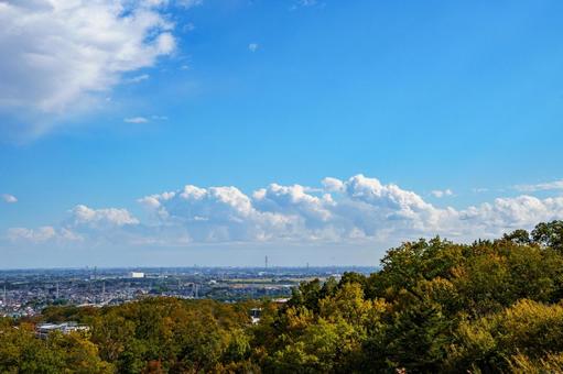 晴れた日に見える遠くの雲の写真