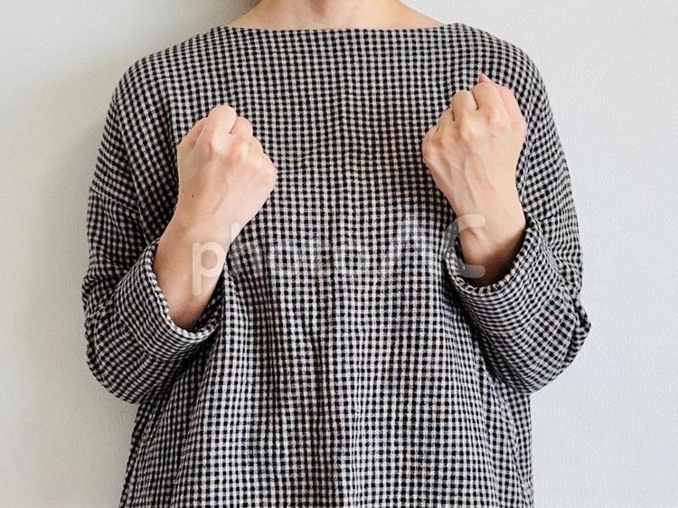 一緒に頑張りましょう！のポーズをする女性 がんばろう,応援,女性の写真素材