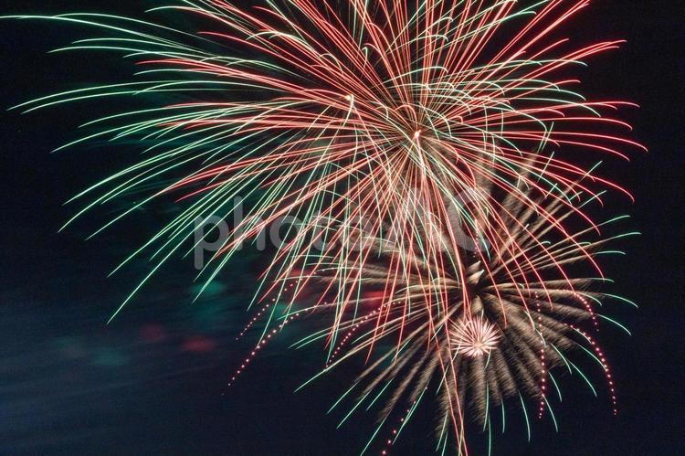 夜空に咲くスターマイン 花火,打ち上げ花火,花火大会の写真素材