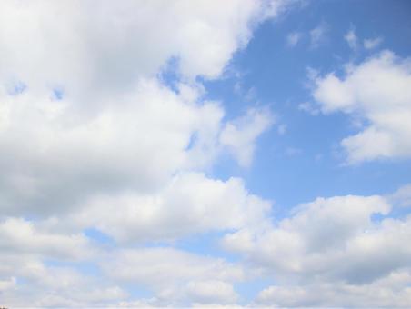 フワフワと浮かぶ白い雲 フワフワと浮かぶ白い雲の写真