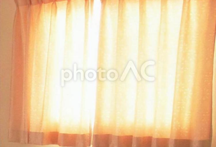 カーテンから漏れる明るい光 窓辺,明るい,太陽の写真素材