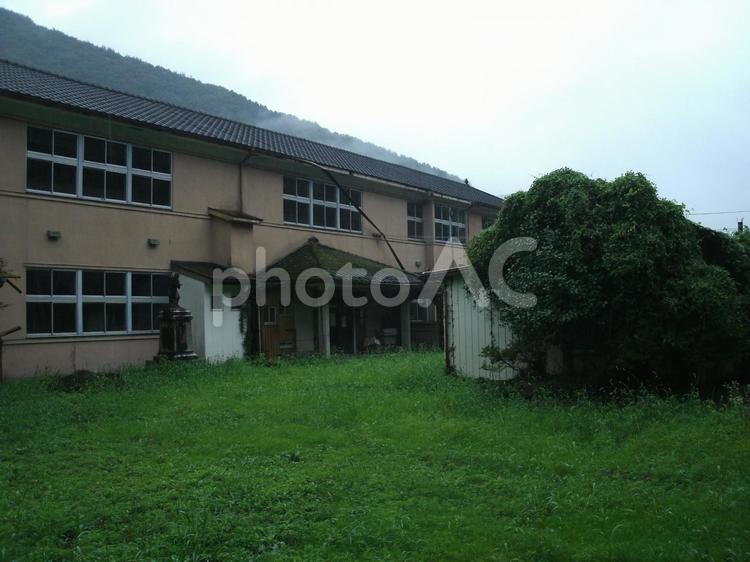 レトロな廃校・木造校舎「杲小学校」群馬 窓風景,杲小学校,木造校舎の写真素材