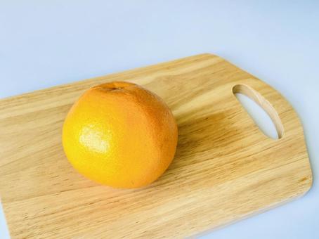 カッティングボードに乗せたタンカン  カッティングボードに乗せたタンカン  たんかん,タンカン,果物の写真素材