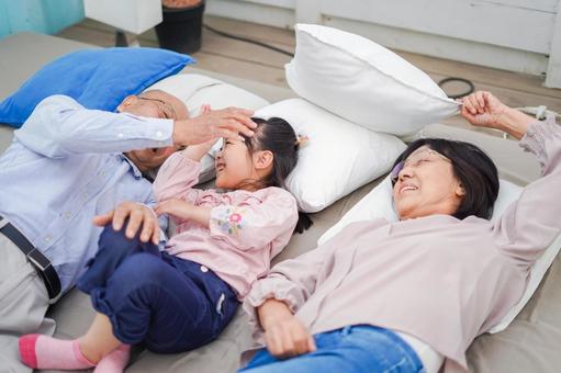 祖父母の家にお泊りをする小さな女の子 健康,祖父,田舎の写真素材