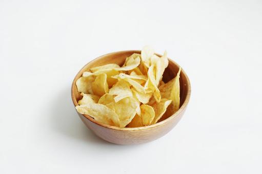 木の器のポテトチップス 木の器のポテトチップスの写真