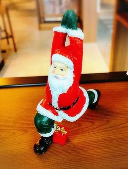 サンタのストレッチ サンタクロース,サンタさん,サンタの写真素材