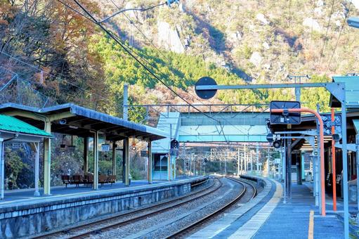 中国地方の山間部にあるJR伯備線の生山駅 中国地方の山間部にあるJR伯備線の生山駅の写真