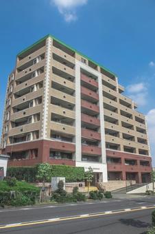高層マンションと青空 高層マンションと青空 集合住宅,高層マンション,マンションの写真素材