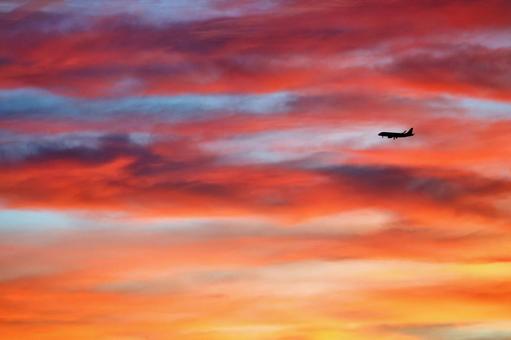 夕日と飛行機 夕日と飛行機の写真