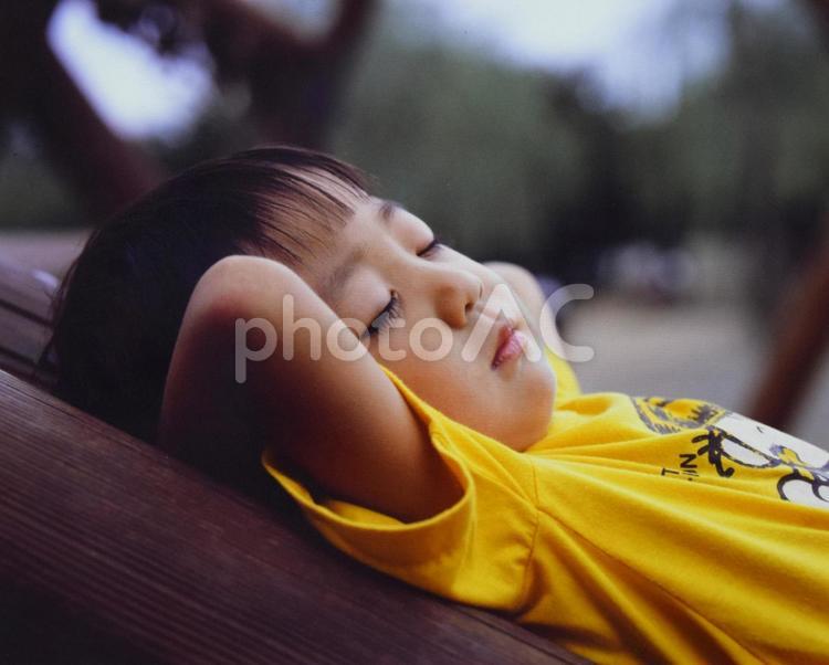 屋外で一休みする男の子 幼児,子供,男児の写真素材