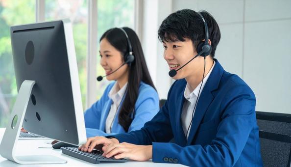 ヘッドセットをつけて通信教育・英会話教室 ヘッドセットをつけて通信教育・英会話教室の写真
