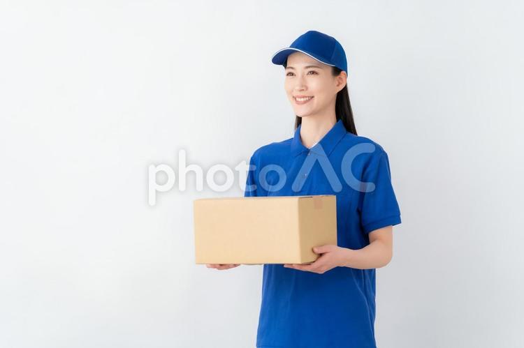 白バックの宅配便の若い女性　 宅急便,宅配,配達の写真素材