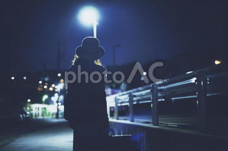 スーツケースを持って歩く女性の後ろ姿 人物,女性,後ろ姿の写真素材
